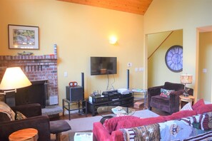 Cabin (Moose Manor) | Living room