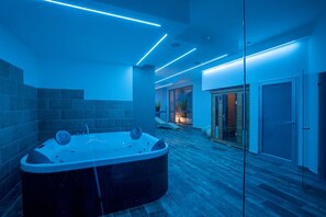 室內 SPA 浴池