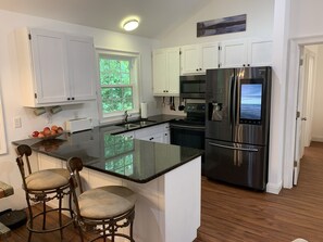 冷蔵庫、電子レンジ、オーブン、コンロ