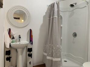 Duschwanne, Haartrockner, Handtücher, Toilettenpapier