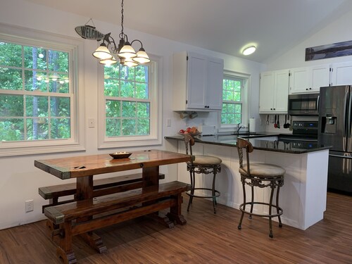 The “Wood”shop, 2 bedroom loft apartment on a quiet cove. 