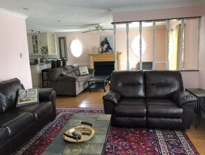 Fernseher, DVD-Player, Musikbibliothek, Drucker