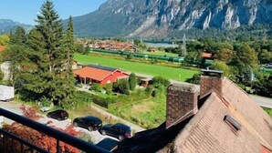 A mountainous landscape with houses and a road. - Ferienhaus Kaiserblick 125 qm für Max. 6 Personen und 3 Hunde (Kiefersfelden)