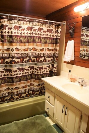 Mökki (Cowlitz River Cabin) | Kylpyhuone