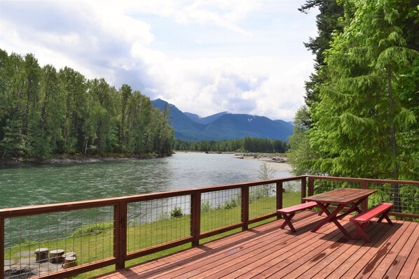 Mökki (Cowlitz River Cabin) | Parveke