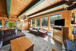 Mökki (Cowlitz River Cabin) | Ulkopuoli