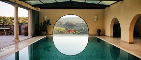 Una piscina techada, una piscina al aire libre