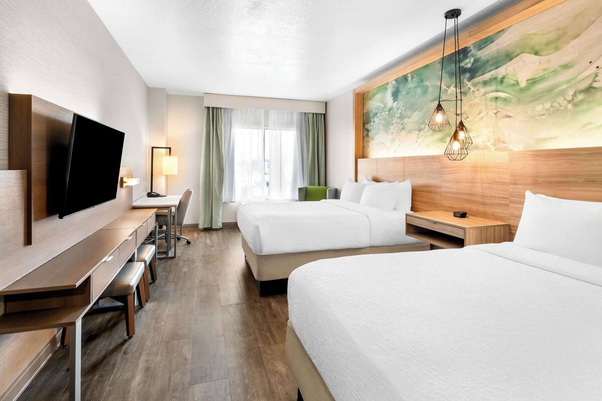 标准房, 2 张大床, 无烟房, 冰箱和微波炉 (1st Floor;Walk-in Shower;Pet Friendly) | 办公桌、笔记本电脑工作区、遮光窗帘、熨斗/熨衣板