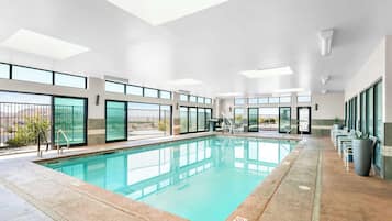 Una piscina cubierta (de 09:00 a 22:00), tumbonas