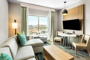 办公桌、笔记本电脑工作区、遮光窗帘、熨斗/熨衣板