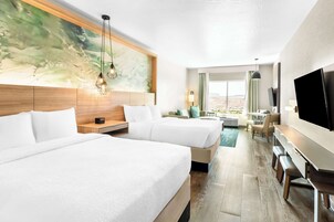 办公桌、笔记本电脑工作区、遮光窗帘、熨斗/熨衣板