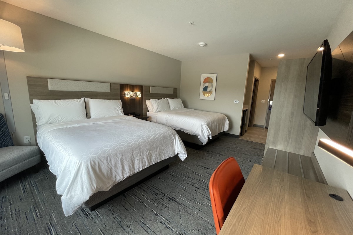 in-room safe, desk, laptop workspace, blackout curtains