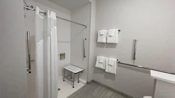 Un baño moderno con ducha, inodoro y lavamanos.
