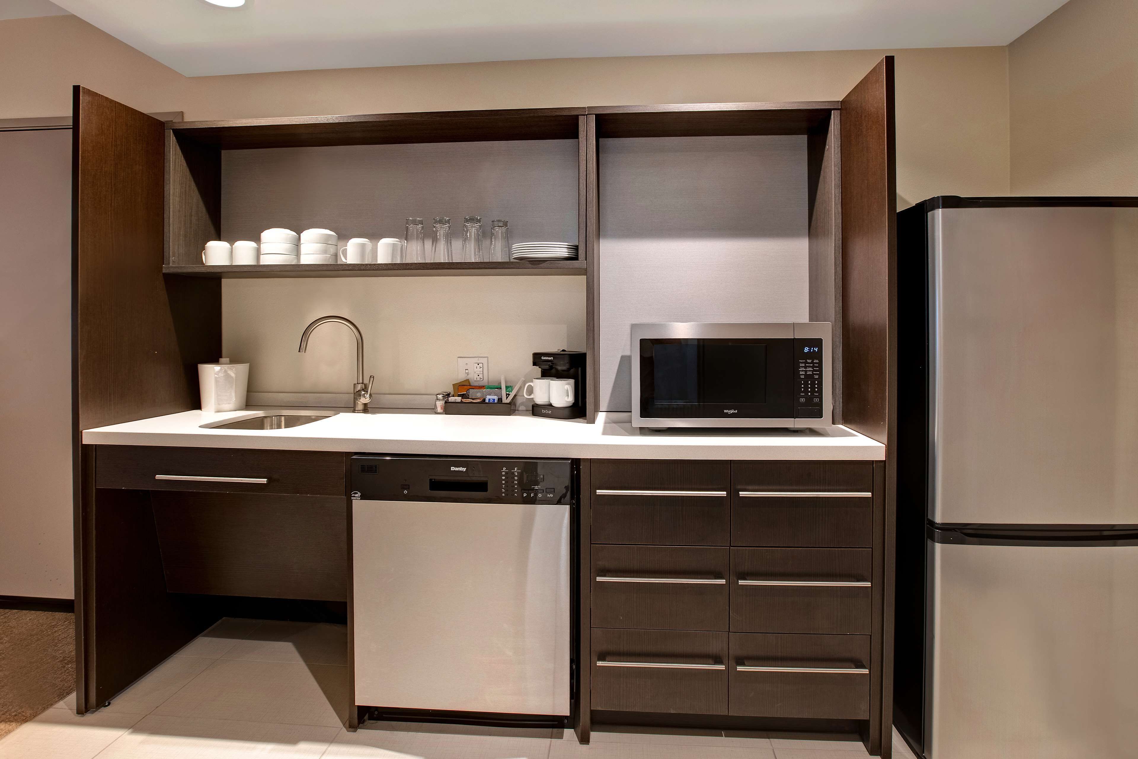 suite, 1 king bed, accessible, bathtub | private kitchen | full-sized fridge, microwave, dishwasher, coffee/tea maker
