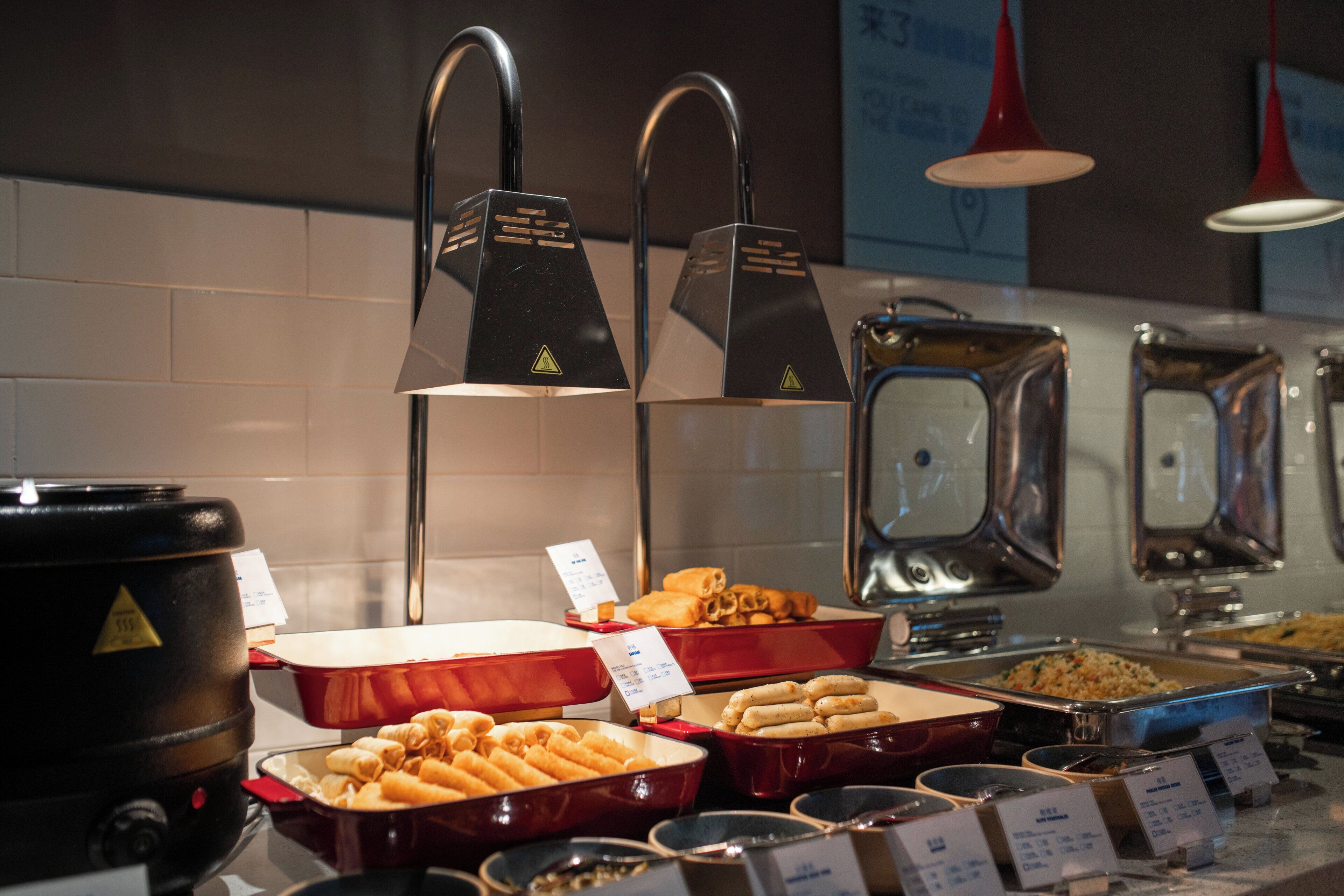 Un bufé con diversos alimentos y una máquina de café.