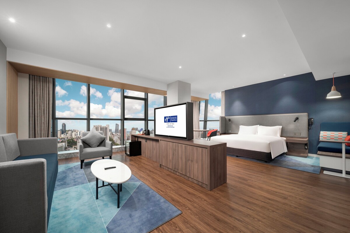 Standard Room, 1 King Bed (Extra Floor Space) | In-room safe, soundproofing