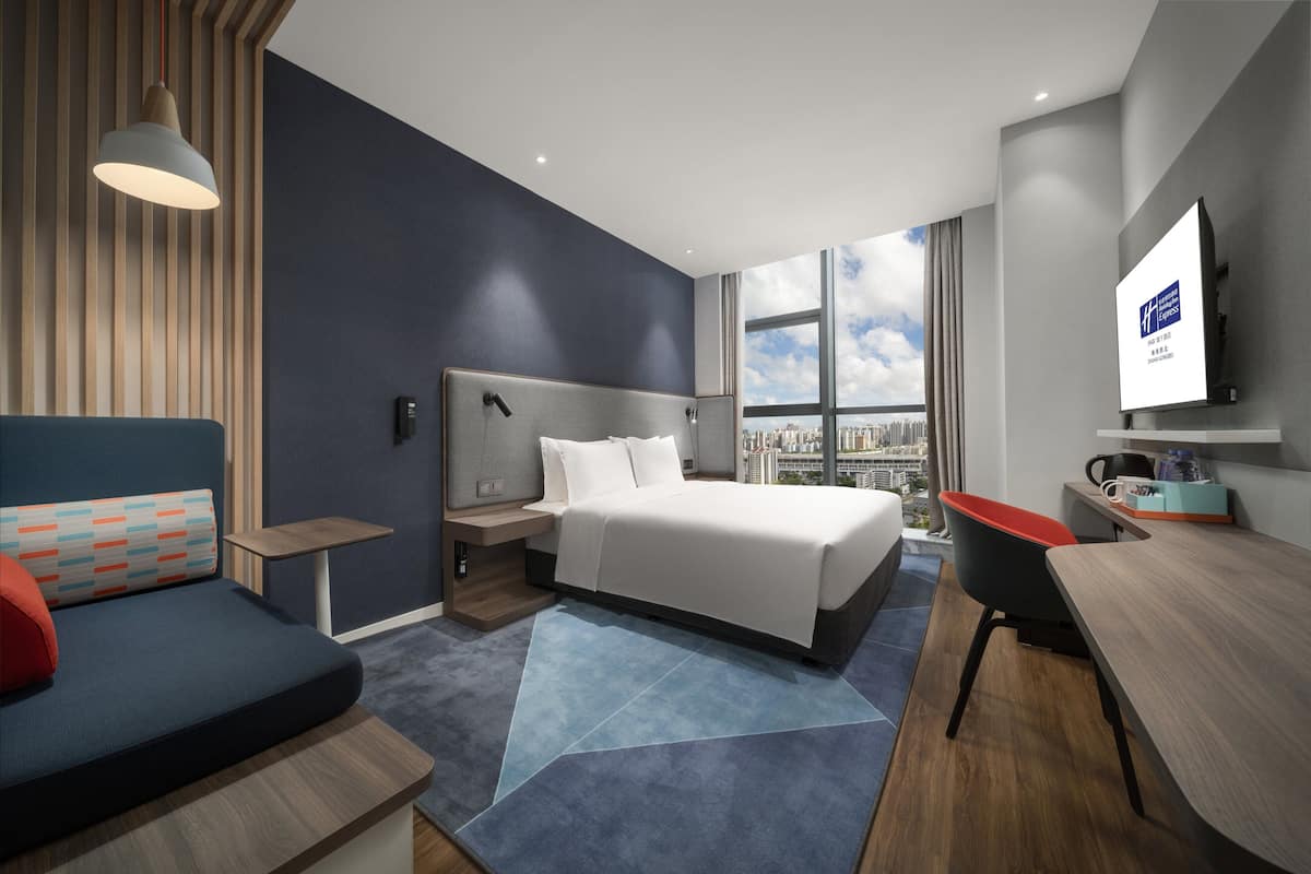 Standard Room, 1 King Bed | In-room safe, soundproofing