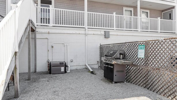 Espacio exterior cercado con una parrilla y un calentador de agua.
