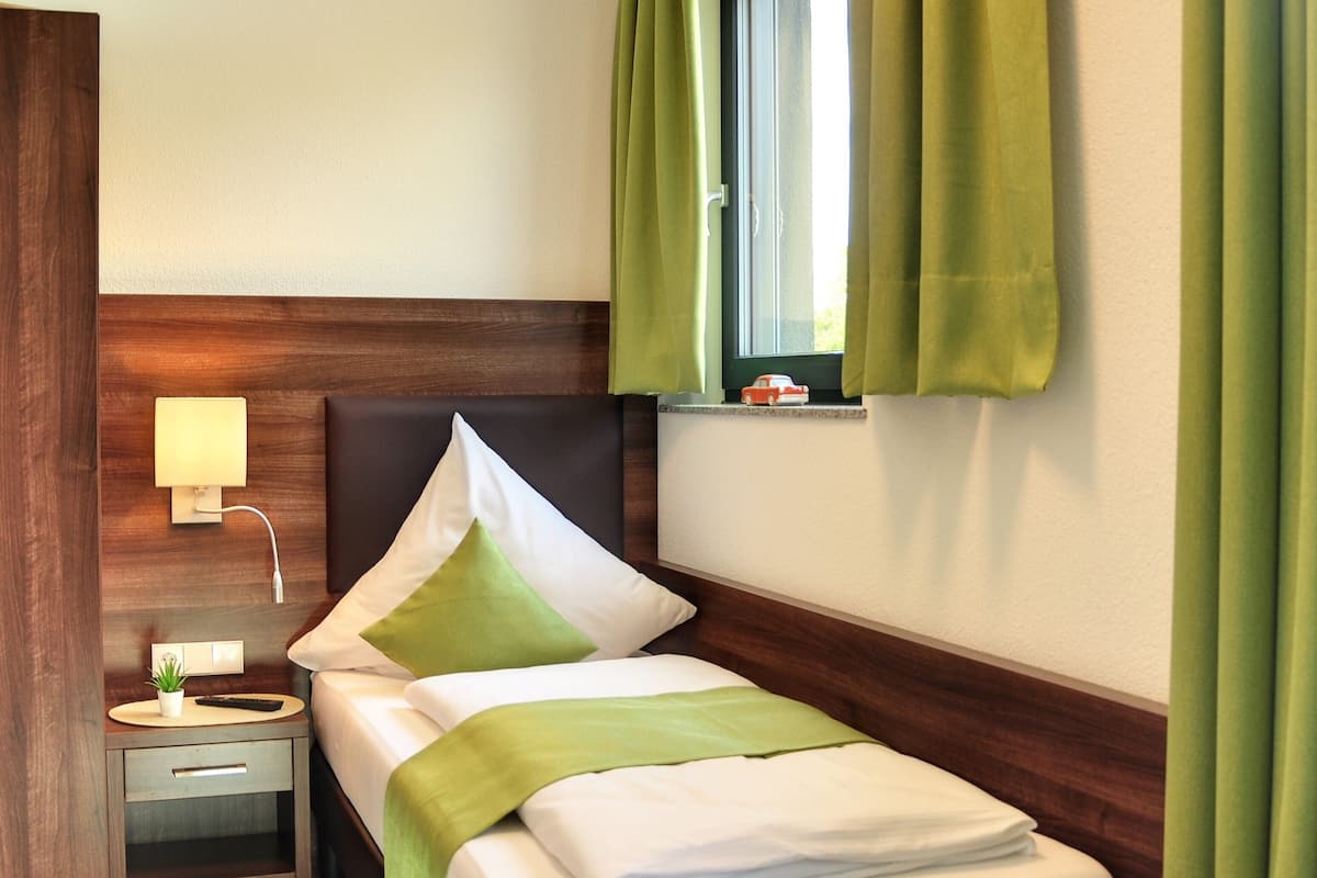 Habitación individual estándar | Ropa de cama hipoalergénica y caja de seguridad en la habitación