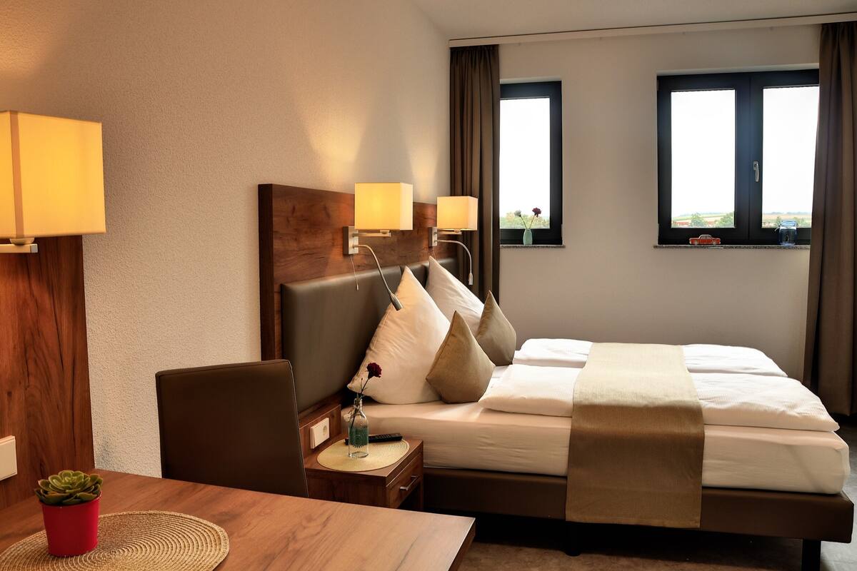 コンフォート ダブルまたはツインルーム | 低刺激性寝具、セーフティボックス (室内)、防音設備、WiFi (無料)