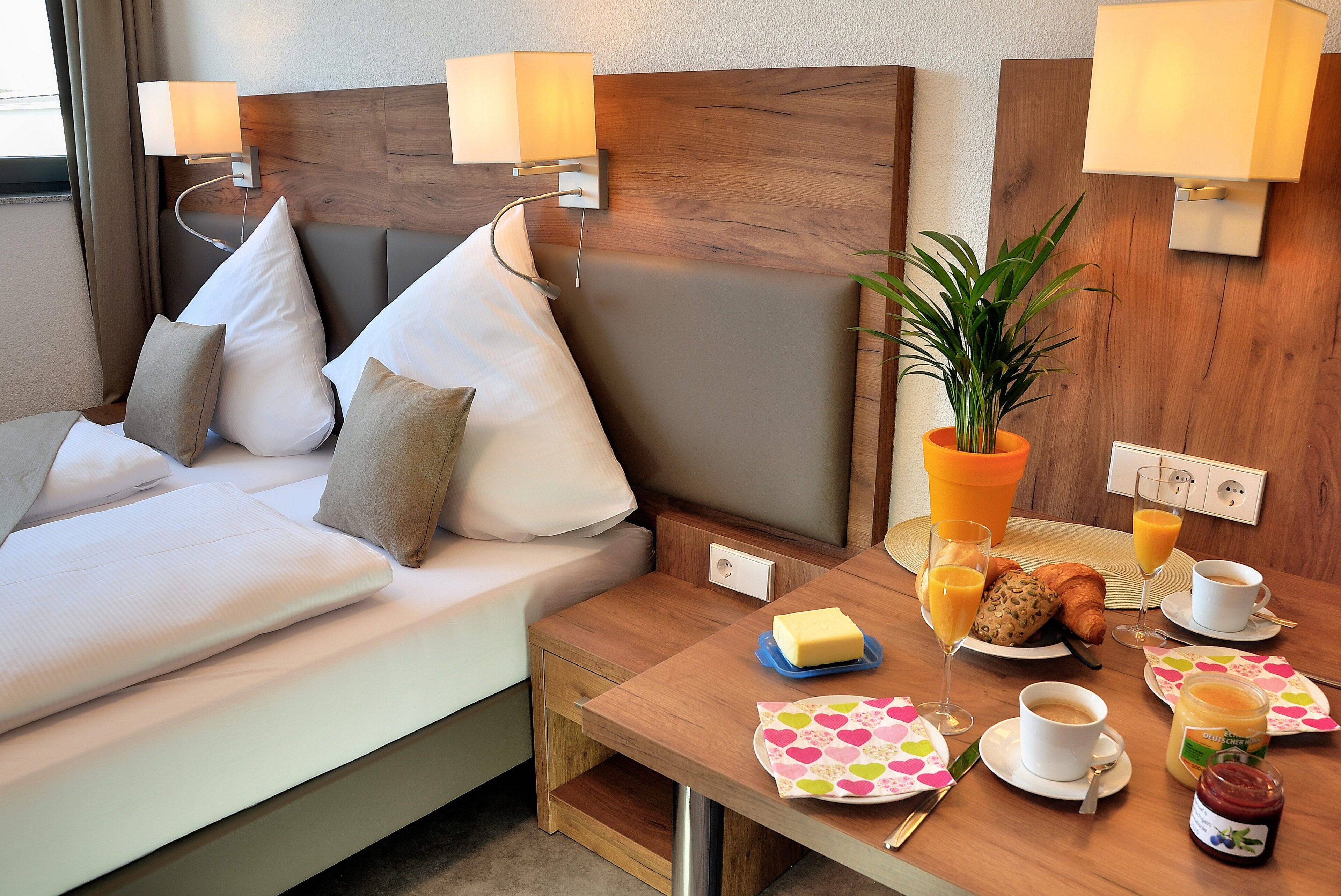 Standard-Doppel- oder -Zweibettzimmer | Essbereich im Zimmer