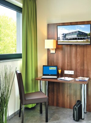 Quarto solteiro standard | Área de estar | TV de tela plana