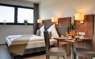 标准双人房或双床房 | 防过敏的被褥、客房内保险箱、隔音、免费 WiFi