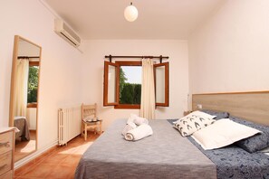 3 bedrooms, iron/ironing board, WiFi, bed sheets