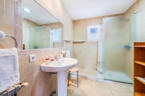 Bathtub, towels - PAPALAYA. Welcoming villa very close to Pto. Pollensa (Puerto Pollensa)