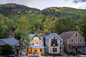Un barrio residencial con casas que tienen porches y una montaña al fondo.