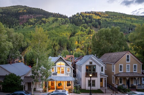 Lift 8 Lodge - Gondola District Townhome, EXCELLENT Location!  Ski In/Out