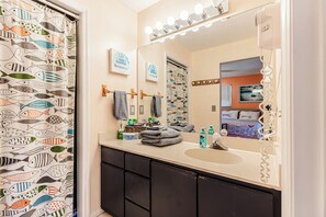 Secador de pelo, toallas, jabón, papel higiénico