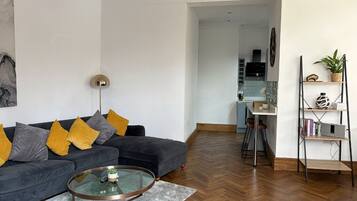 Smart-tv, böcker och en stereo