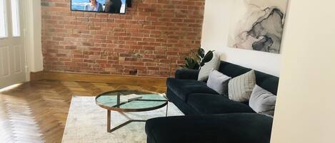 Smart TV, books, stereo