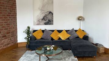 Smart-tv, böcker och en stereo