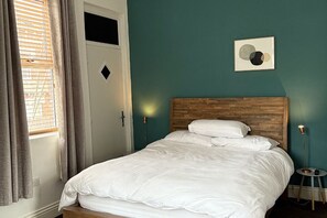 1 bedroom, desk, iron/ironing board, travel crib - Modern 1-Bed Apartment in Chapel Allerton – Great for Longer Stays & Remote Work (Chapel Allerton)