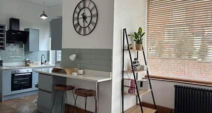 Modern 1-Bed Apartment in Chapel Allerton – Great for Longer Stays & Remote Work