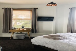 1 bedroom, desk, iron/ironing board, travel cot - Newly refurbished apartment in Chapel Allerton (Chapel Allerton)