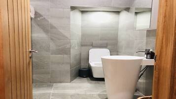 Dusch, gratis toalettartiklar, hÄrtork och handdukar