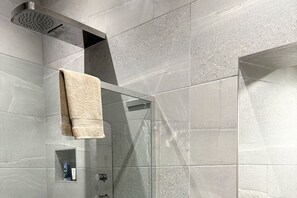 Douche, articles de toilette (gratuits), séchoir à cheveux
