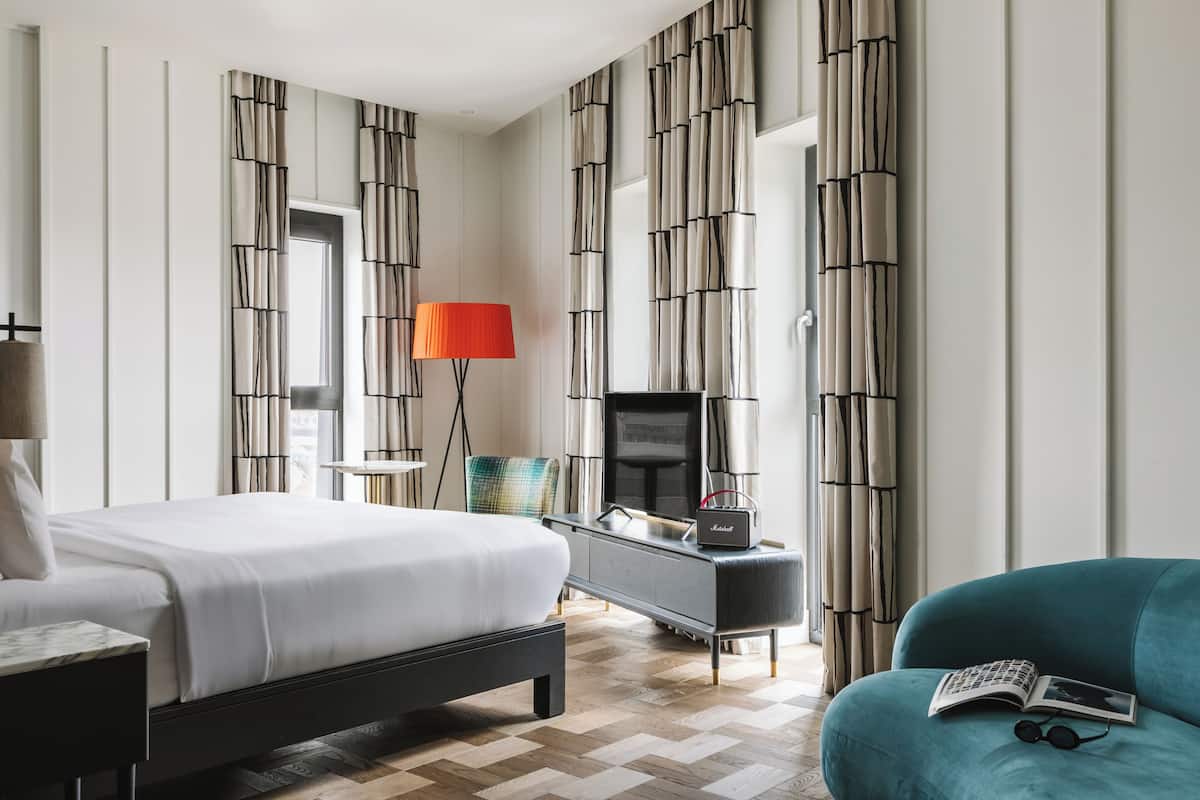 Junior Studio Suite | Minibar, desk, blackout curtains, iron/ironing board