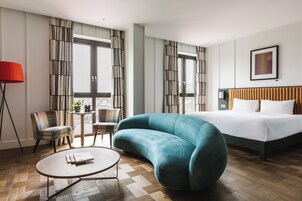 开间套房 | 迷你吧、办公桌、遮光窗帘、熨斗/熨板