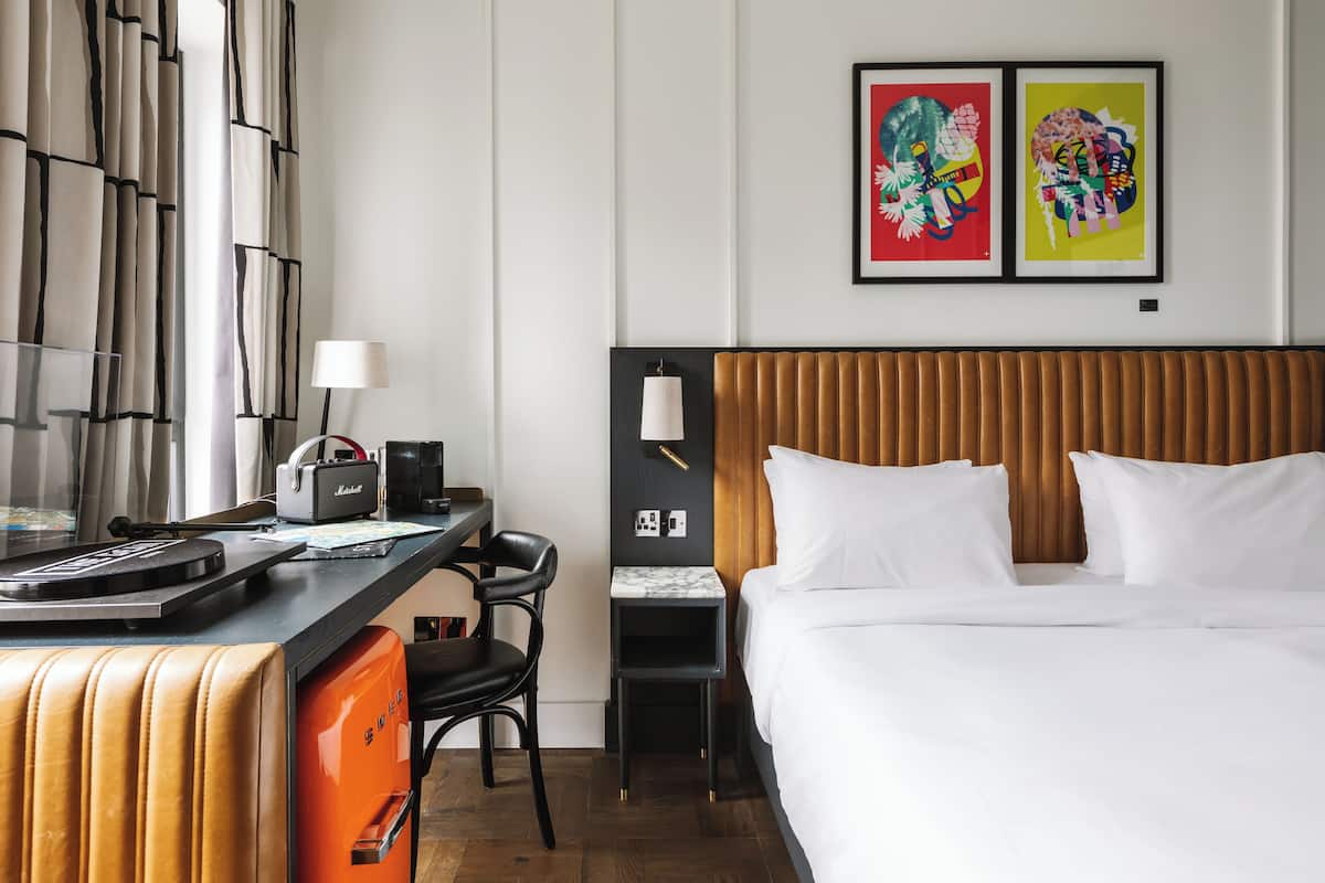 Super Room | Minibar, bureau, rideaux occultants, fer et planche à repasser