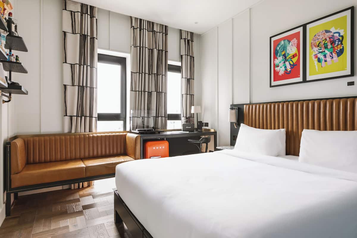 High Double Room | มินิบาร์, โต๊ะทำงาน, ผ้าม่านกันแสง, เตารีด/โต๊ะรีดผ้า
