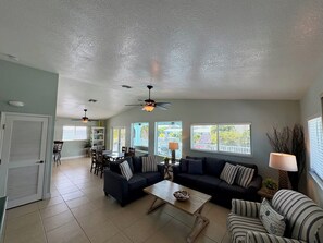 Una Smart TV, un reproductor de DVD