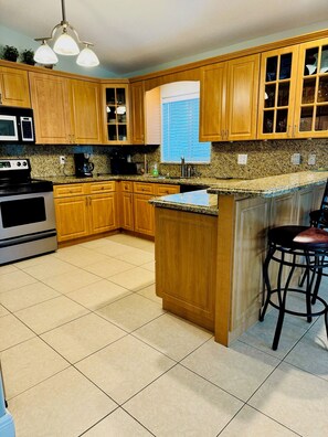 冷蔵庫、電子レンジ、オーブン、コンロ