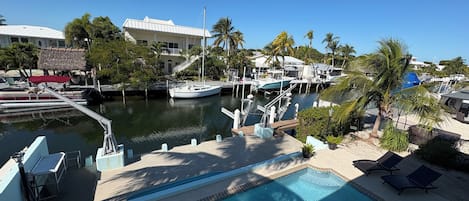 Una piscina al aire libre, una piscina climatizada