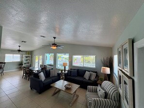 Una Smart TV, un reproductor de DVD