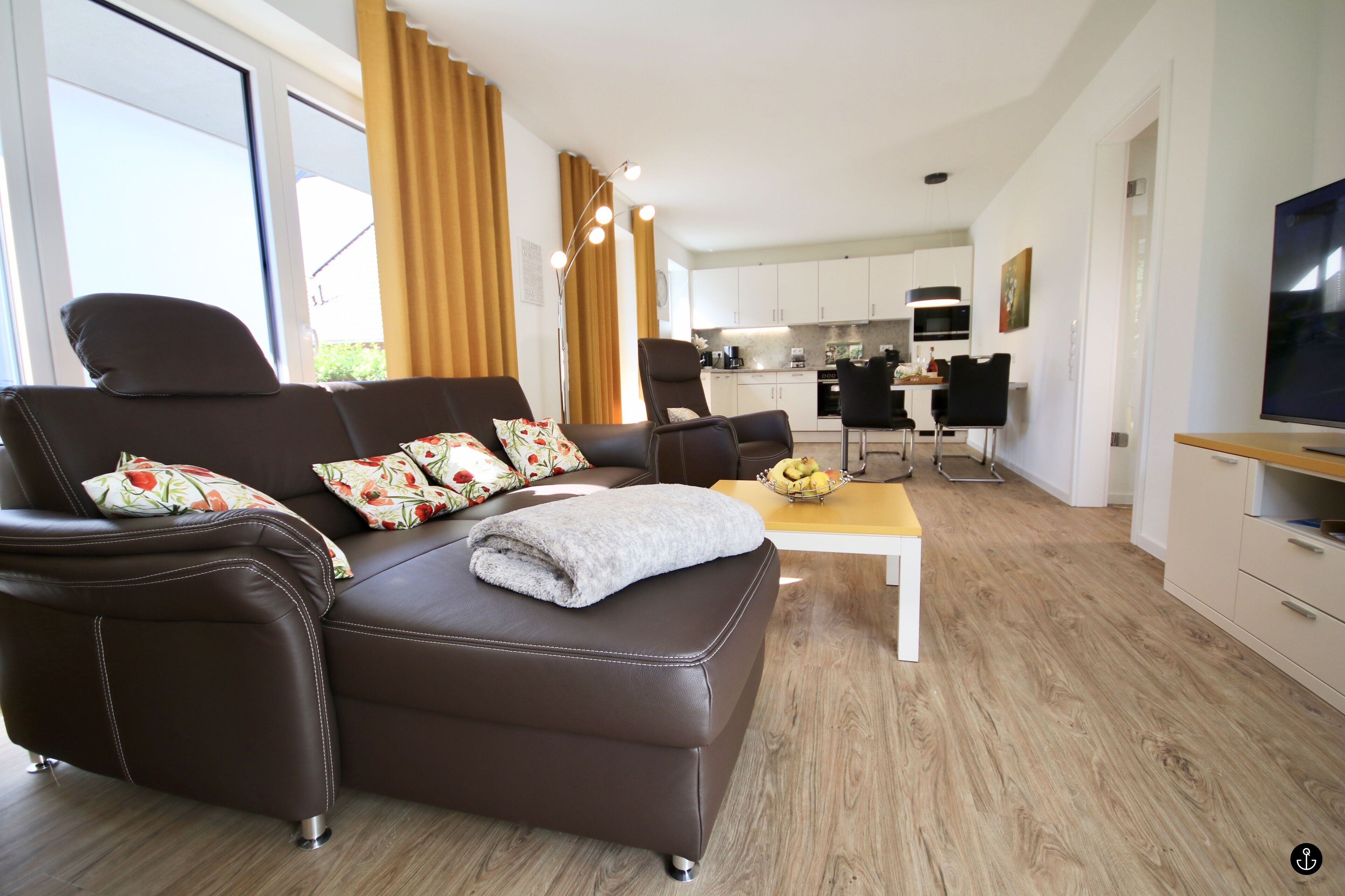 Televisión de pantalla plana, chimenea, piso con calefacción