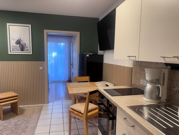 Fridge, oven, stovetop, coffee/tea maker